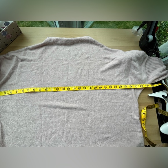 Pale pink H&M mock neck sweater with ribbed sleeves, size large (372) - Picture 5 of 6